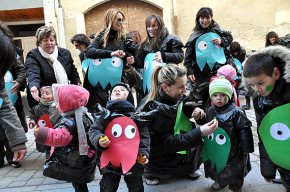 Els més menuts de l'espai "Saltirons" celebren la seva particular rua de Carnaval pels carrers del Barri Antic