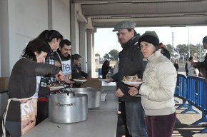 La popular fregida de galeres i calçots a la Cooperativa Agrícola serveix unes 1.500 racions