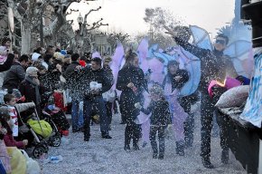 Una multitudinària Rua de Carnaval omple de gresca i animació els carrers de Cambrils