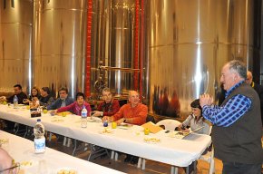 Una quinzena de restauradors tasten els diferents olis de la Cooperativa Agrícola de Cambrils
