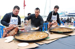 La galerada popular al port serveix unes 2.000 racions de fideus amb galeres, tot i la pluja