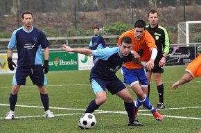 Victòries del Marina, en futbol, i del CB Cambrils, en bàsquet, en la jornada esportiva d'aquest cap de setmana