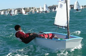 El cambrilenc Mon Cañellas aconsegueix l'or amb la selecció catalana al campionat d'Espanya de vela Optimist