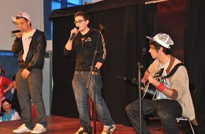 Els alumnes de l'Escola d'Hoteleria i Turisme mostren el seu talent en un espectacle ple de música, ball i humor