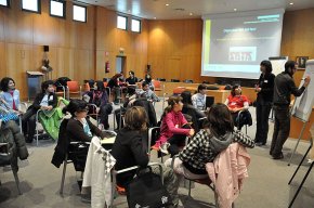 Els 18 representants del Consell d'Infants debaten sobre el medi ambient en la segona sessió d'aquest òrgan