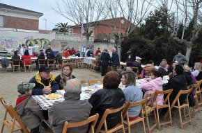 La calçotada entre veïns de la Llosa aplega unes 150 persones en el seu segon any de celebració