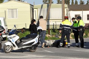 Un motorista resulta ferit en un accident de trànsit a l'N-340, davant del supermercat Lidl