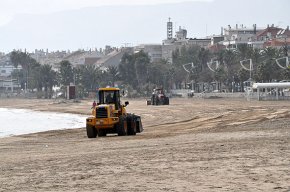 Es condicionen les platges cambrilenques abans de l'arribada dels turistes per Setmana Santa