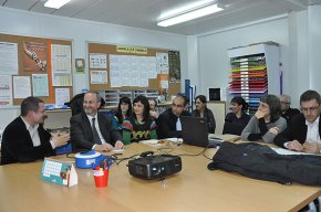 Es presenten els plànols del futur centre escolar de la Bòbila als pares i als professors