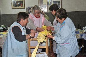 El taller artesanal Nat Olivé enllesteix la Pàssia que acompanyarà el Sant Sepulcre durant la processó de Divendres Sant