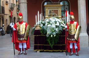 Els Armats munten una guàrdia d'honor a lexposició de tabernacles de la Plaça dEspanya