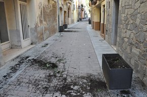 Uns brètols arrenquen les flors de les jardineres del carrer Major