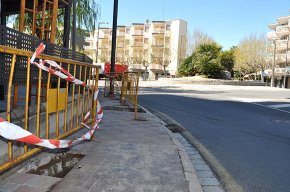 Es talla el carrer del Monestir de Poblet per unes obres de millora de la calçada