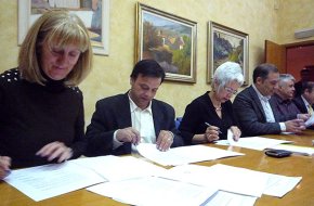 L'Ajuntament aporta 2.700 euros per renovar el conveni que gestiona el pis d'urgència per a les dones maltractades