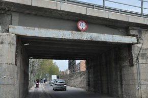 Enèsima topada d'un camió ploma contra el pont de l'avinguda d'Adelaida 
