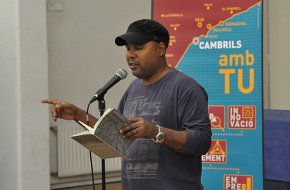 El poeta cubà Alexis Díaz Pimienta porta fins a Cambrils el "repentisme", una tradició de literatura oral improvisada