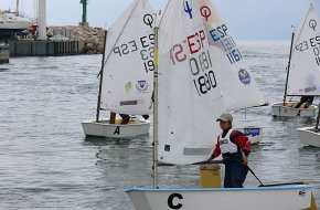 El Club Nàutic Cambrils queda quart en el Campionat d'Optimist per equips celebrat en aigües cambrilenques