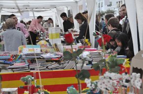 El port de Cambrils s'omple de llibres i de roses per a celebrar la diada de Sant Jordi