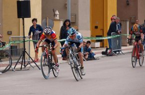 Els ciclistes cambrilencs Alejandro Sánchez i Edgar Curto enceten la temporada amb molt bon peu aconseguint dos segons llocs