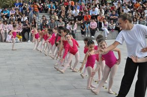 Cambrils celebra el Dia Internacional de la Dansa amb un multitudinari espectacle de ball  