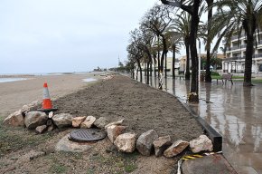 S'enjardina l'escullera paral·lela al passeig de Ponent
