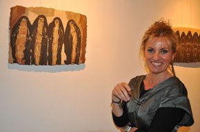L'exposició de ceràmica de Cristina Galícia, 'Dones Invisibles', plasma la marginació de gènere darrera d'un burca
