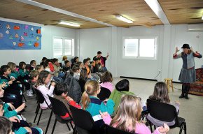 Més de 350 alumnes de P5 participen en una activitat a l'Escola de Música per donar a conèixer la feina d'un compositor musical