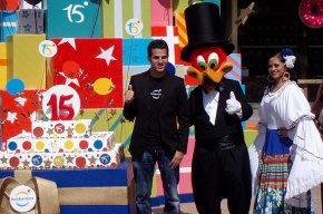 El futbolista de l'Arsenal Cesc Fàbregas celebra els 15 anys de Port Aventura