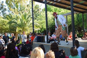 El professor Trusky Pusky anima la canalla amb un espectacle de jocs i màgia al Parc del Pescador