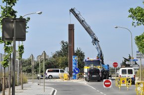 S'instal·la el darrer monòlit dels sis que delimiten els accessos d'entrada al municipi