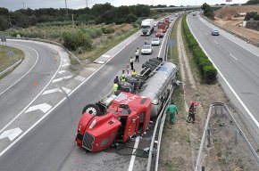 Un camió cisterna bolca a l'autopista Ap-7 i talla un dels carrils de circulació 
