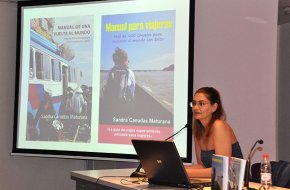 Sandra Canudas presenta al cicle de xerrades 'L'aventura de viatjar' un pràctic manual per donar la volta al món