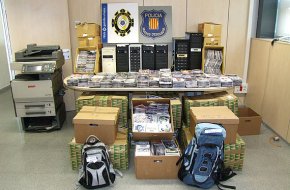 Desmantellen dos centres de fabricació de material audiovisual falsificat que es distribuïa per la Costa Daurada