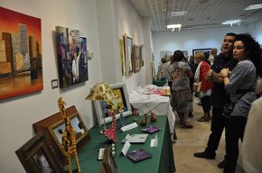 Les alumnes de l'associació Dones Amunt exposen a la Sala Àmbits les seves creacions artístiques