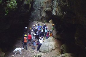 Els Ràngers i les Noies Guies de l'Agrupament Escolta Gent de Mar fan una ruta excursionista pels Avencs de la Febró