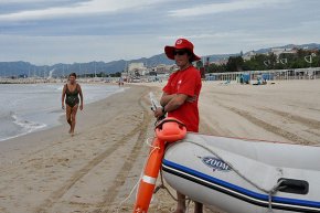 Es posa en marxa el servei de salvament i socorrisme a les platges cambrilenques