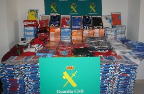 La Guàrdia Civil deté vuit persones relacionades amb la falsificació de roba esportiva a la Costa Daurada