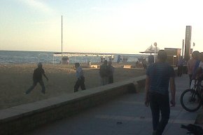 Una baralla entre venedors ambulants i agents de la Policia Local se salda amb un detingut