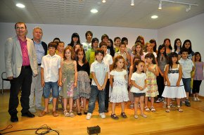 Un total 36 alumnes cambrilencs reben els premis literaris Manuel Vázquez Montalbán i Miquel Martí i Pol