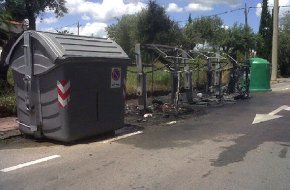 Es cremen tres contenidors de brossa al carrer de Neptú de la urbanització Tàrraco
