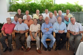 Una classe d'alumnes de la Salle del 55 - 56 es tornen a retrobar en un dinar ple de records