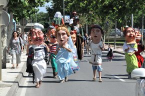 L'Eixample viu el gruix de les seves festes amb molta participació i amb el fort vent com a convidat inesperat