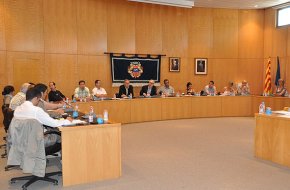 El ple extraordinari ratifica la retallada salarial d'un 5% de mitjana als càrrecs electes i treballadors municipals 