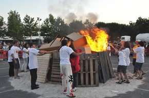 La Flama del Canigó arriba per segon any consecutiu a Cambrils enmig d'un ambient festiu