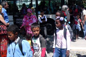 Un total de 52 nens i nenes sahrauís arriben a Tarragona per passar les seves vacances d'estiu