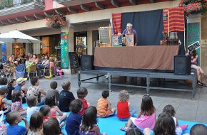 La plaça d'Espanya s'omple de canalla i d'animació amb un espectacle de titelles per a promocionar el comerç de la zona