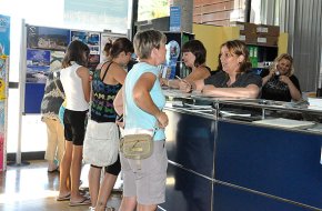 Turisme de Cambrils incorpora un dispositiu per a millorar l'atenció a persones amb discapacitat auditiva 