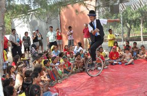 Una vuitantena de nens sahrauís acollits a la demarcació de Tarragona es donen cita en la festa de benvinguda al Parc del Pinaret 