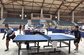 Un centenar de palistes competeixen en el 2n Open de Tennis Taula Ciutat de Cambrils