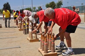 Més de 70 tiradors participen a la I Trobada de Clubs de Bitlles Catalanes celebrada a Cambrils